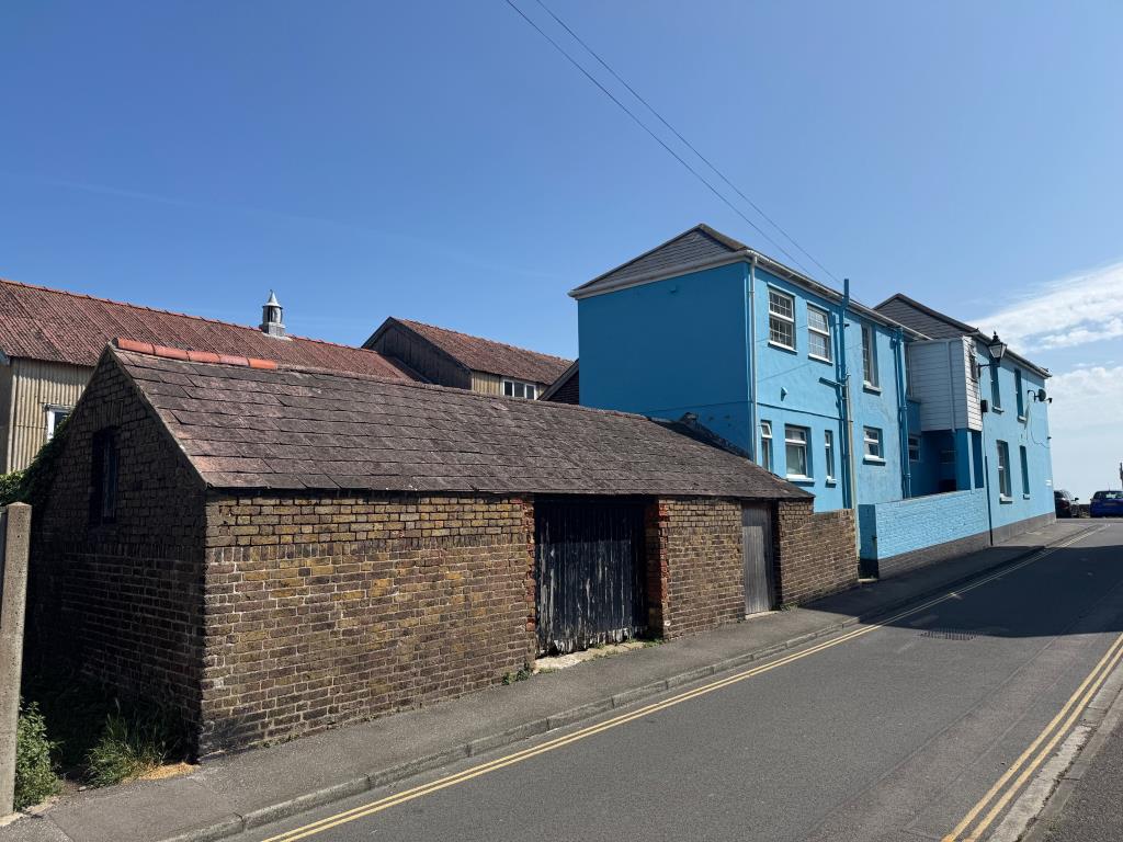 Lot: 122 - SEAFRONT PUBLIC HOUSE WITH THREE-BEDROOM FLAT WITH SEA VIEWS - Side elevation